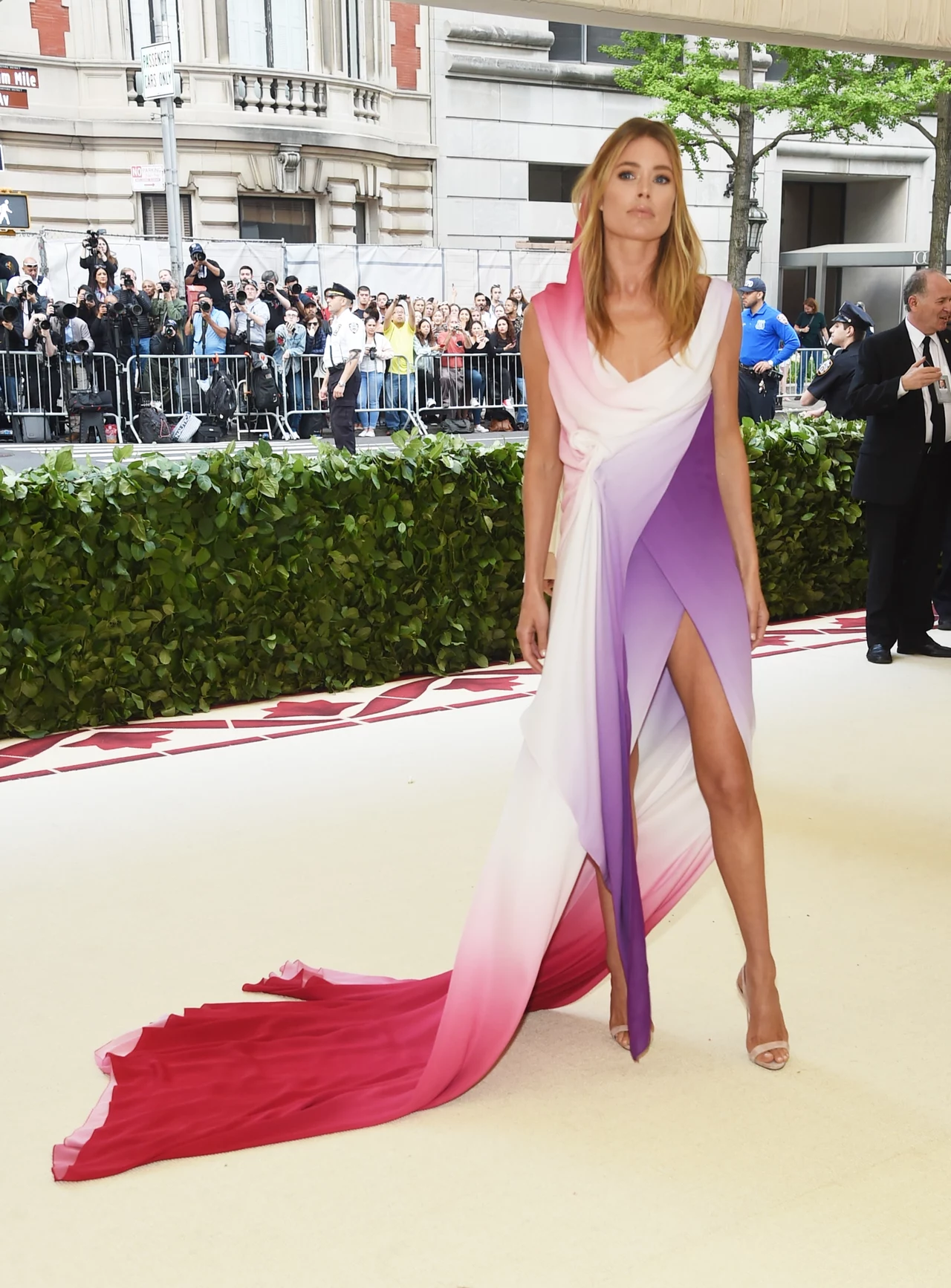 Na ekspozycji w muzeum zobaczyć można projekty m.in. Coco Chanel, Johna Galliano, Christobala Balenciagi czy Versace. Na zdjęciu Doutzen Kroes. Na ekspozycji w muzeum zobaczyć można projekty m.in. Coco Chanel, Johna Galliano, Christobala Balenciagi czy Versace. Na zdjęciu Doutzen Kroes.