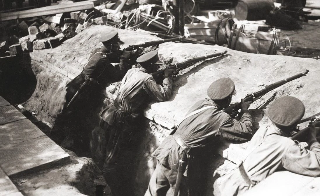 W samym zamachu majowym zginęło około 400 osób. Na zdjęciu szwoleżerowie na pozycjach w Warszawie W samym zamachu majowym zginęło około 400 osób. Na zdjęciu szwoleżerowie na pozycjach w Warszawie