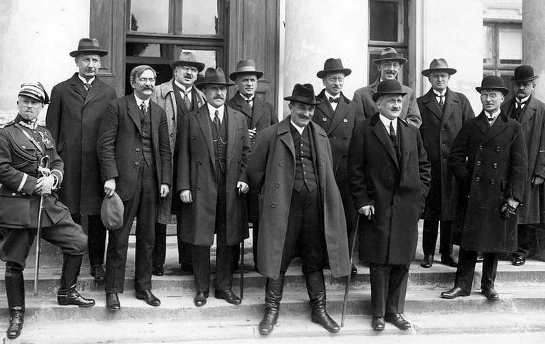 Wincenty Witos (w centrum w rozpiętym płaszczu) był inicjatorem wielu chłopskich protestów Wincenty Witos (w centrum w rozpiętym płaszczu) był inicjatorem wielu chłopskich protestów