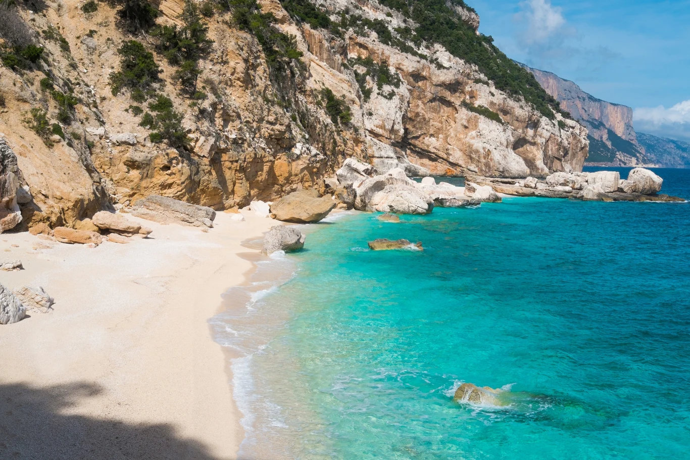 Plaża Cala Mariolu, Sardynia - biały piasek i turkusowa woda