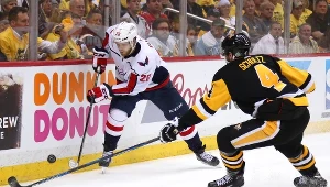 Lars Eller (nr 20) z Washington Capitals i Justin Schultz (nr 4)