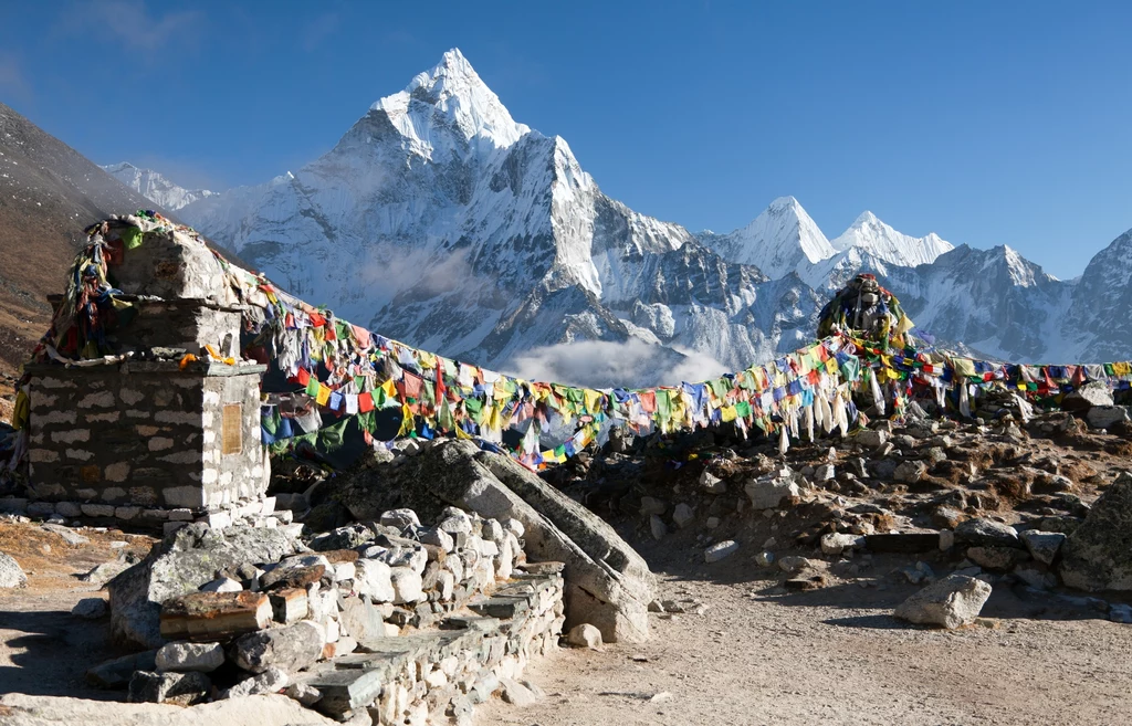 W Himalajach właśnie trwa sezon wspinaczkowy, a turystów z roku na rok przybywa
