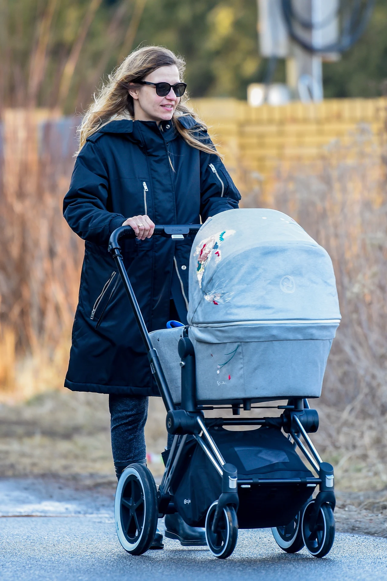 Joanna Koroniewska na spacerze z córką