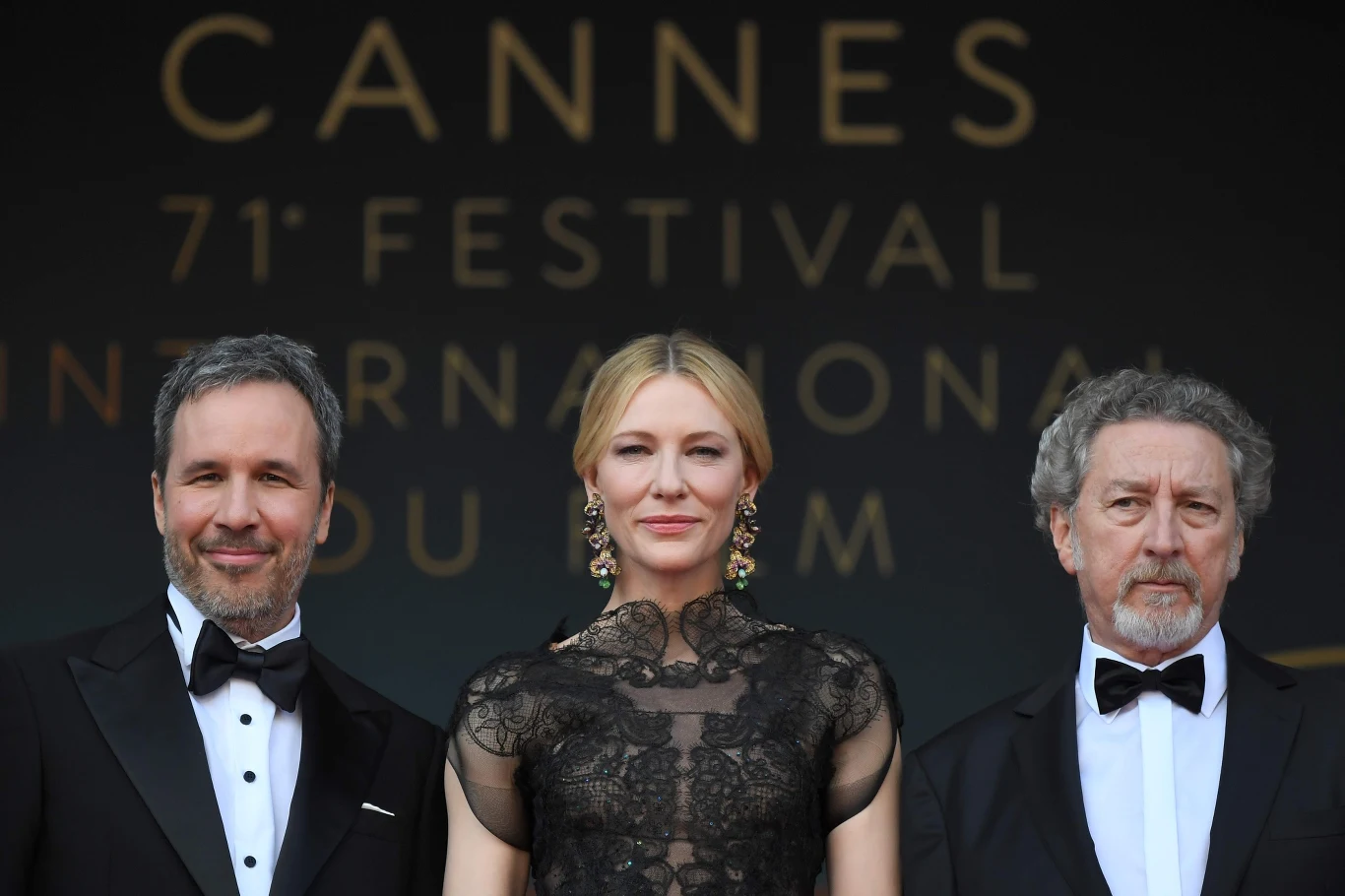 Przewodniczącą jury jest w tym roku australijska aktorka Cate Blanchett, która nie ukrywała podczas inauguracyjnej konferencji prasowej, że nie podoba jej się fakt kobiecej marginalizacji w Cannes. Gwiazda zwróciła uwagę, że zaledwie 3 z 21 rywalizujących o Złotą Palmę obrazów zrealizowane zostało przez kobiety.
Reklama
Blanchett powiedziała, że wyczekiwana zmiana wymaga "konkretnego działania, nie tylko przemawiania", zwracając uwagę na problemy współczesnego przemysłu filmowego: nierówne traktowanie ze względu na płeć oraz brak rasowego równouprawnienia.
Blanchett, wspólnie z innymi jurorkami: reżyserką Avą DuVernay i aktorką Kristen Stewart, zapowiedziały udział w planowanym na sobotę kobiecym proteście na czerwonym dywanie w Cannes. Przewodniczącą jury jest w tym roku australijska aktorka Cate Blanchett, która nie ukrywała podczas inauguracyjnej konferencji prasowej, że nie podoba jej się fakt kobiecej marginalizacji w Cannes. Gwiazda zwróciła uwagę, że zaledwie 3 z 21 rywalizujących o Złotą Palmę obrazów zrealizowane zostało przez kobiety.
Reklama
Blanchett powiedziała, że wyczekiwana zmiana wymaga "konkretnego działania, nie tylko przemawiania", zwracając uwagę na problemy współczesnego przemysłu filmowego: nierówne traktowanie ze względu na płeć oraz brak rasowego równouprawnienia.
Blanchett, wspólnie z innymi jurorkami: reżyserką Avą DuVernay i aktorką Kristen Stewart, zapowiedziały udział w planowanym na sobotę kobiecym proteście na czerwonym dywanie w Cannes.