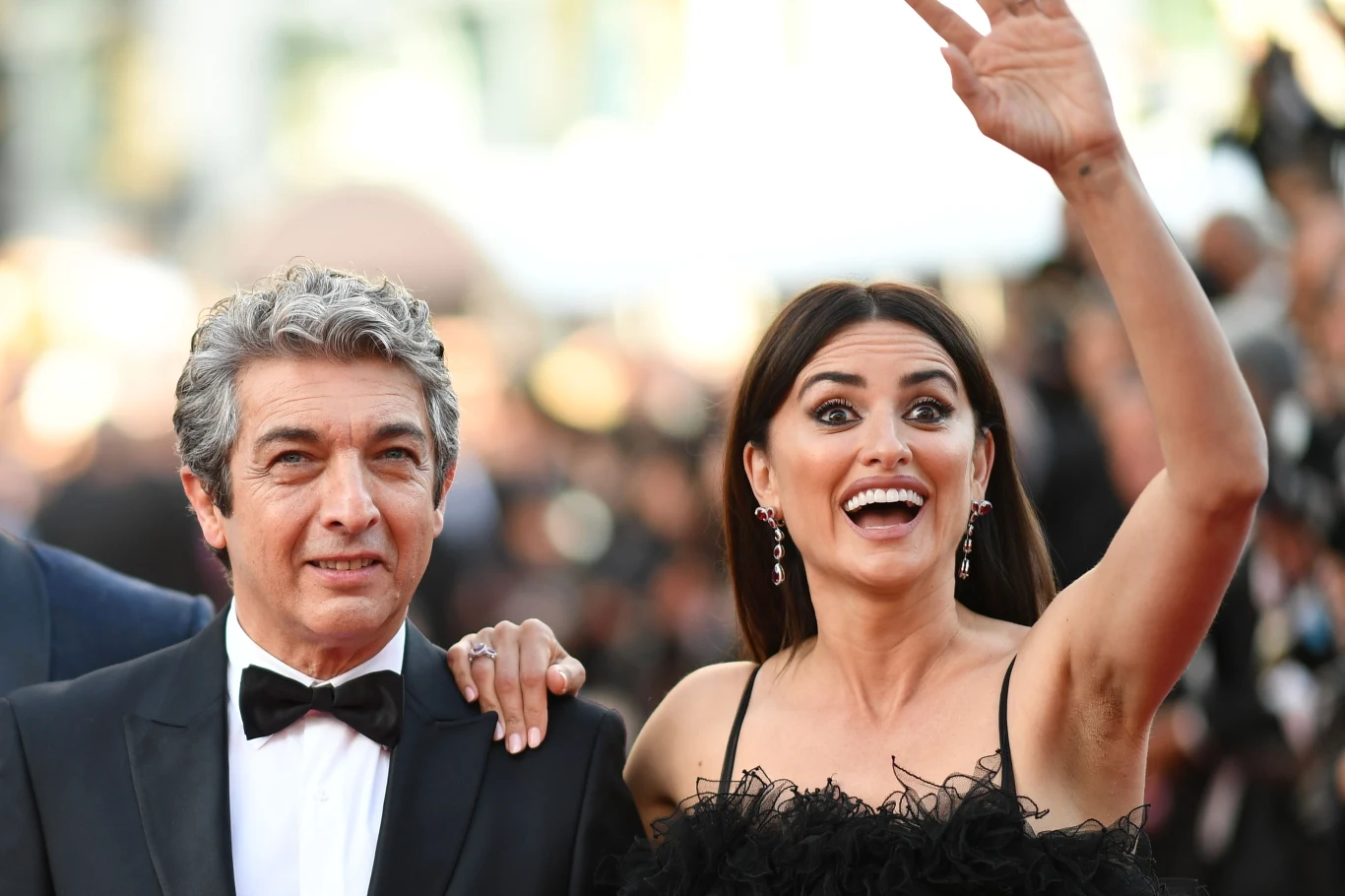 Pokaz filmu "Wszyscy wiedzą" ("Everybody Knows") w reżyserii Asghara Farhadiego ("Rozstanie", "Klient") zainaugurował tegoroczną edycje festiwalu w Cannes. Na czerwonym dywanie zobaczyliśmy gwiazdy filmu: Penelope Cruz oraz Ricarda Darina ("Dzikie historie").
Pokaz filmu "Wszyscy wiedzą" ("Everybody Knows") w reżyserii Asghara Farhadiego ("Rozstanie", "Klient") zainaugurował tegoroczną edycje festiwalu w Cannes. Na czerwonym dywanie zobaczyliśmy gwiazdy filmu: Penelope Cruz oraz Ricarda Darina ("Dzikie historie").