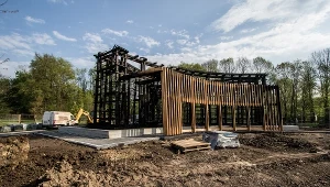 Spalona tężnia nad Zalewem Nowohuckim