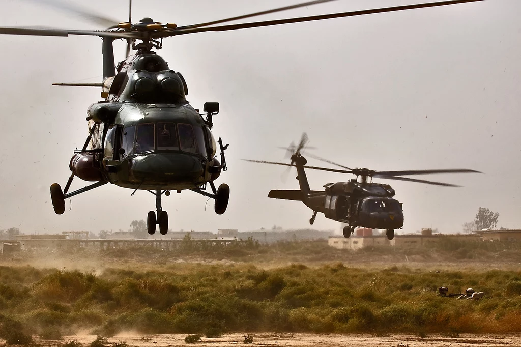 Mi-17 i UH-60 Black Hawk w Afganistanie. Amerykanie potrzebują rosyjskiego sprzętu do symulacji działań przeciwnika