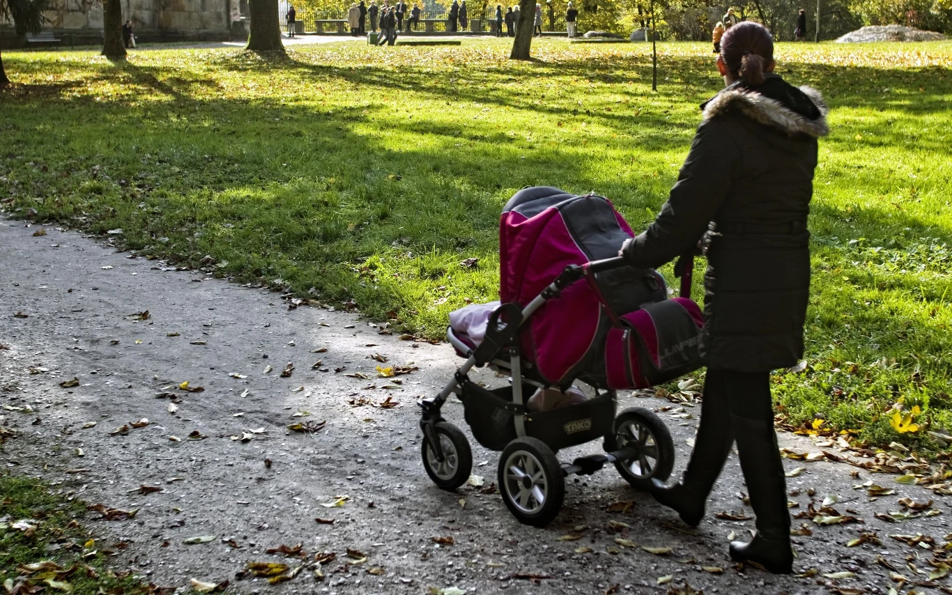 Samotne matki mierzą się z wieloma problemami; zdj. ilustracyjne
