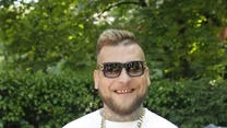 Popek ma na koncie diamentową płytę z Gangiem Albanii "Królowie życia", podwójnie platynową płytę z Gangiem Albanii "Ciężki gnój" i podwójnie platynową płytę z Matheo "Król Albanii"  