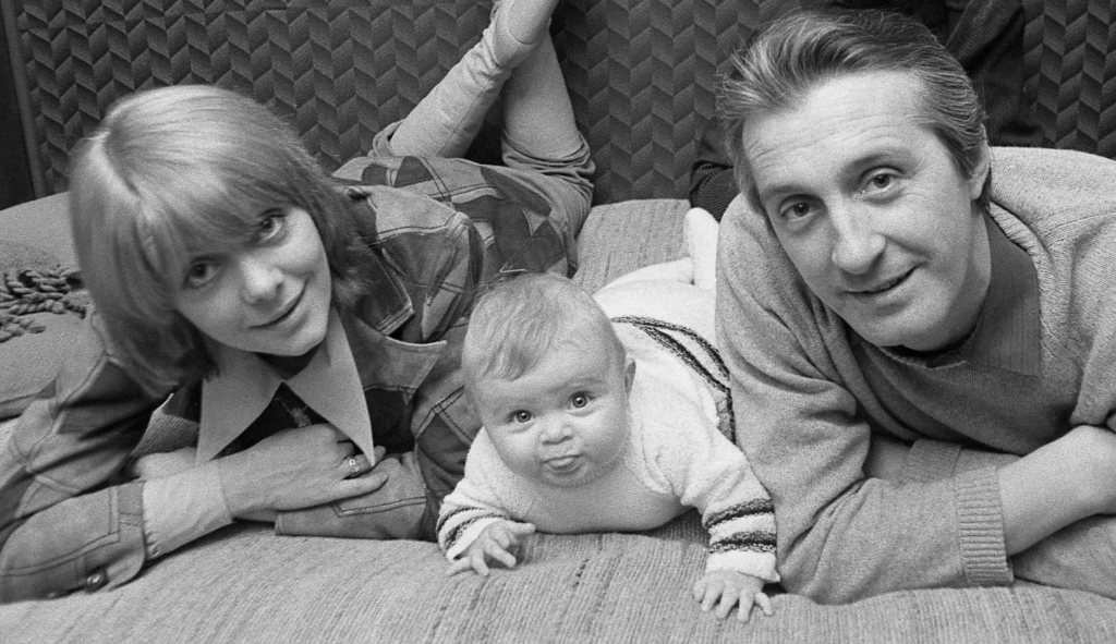 Ewa Żukowska i Andrzej Kopiczyński z córką, 1974 r.