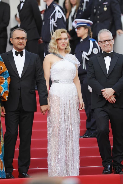 Lea Seydoux założyła przejrzystą jedwabną suknię ze strebnymi aplikacjami od Louisa Vouittona Lea Seydoux założyła przejrzystą jedwabną suknię ze strebnymi aplikacjami od Louisa Vouittona