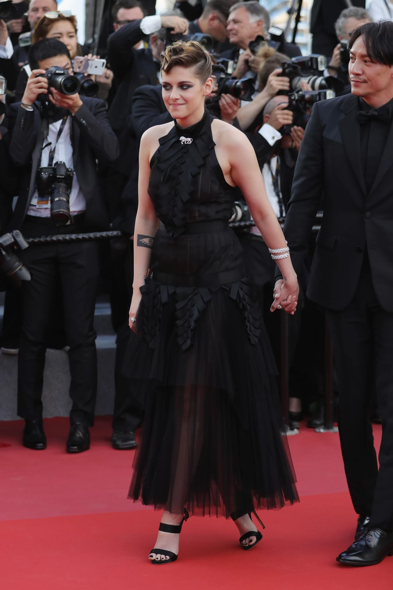 Kristen Stewart zachwyciła oryginalną fryzurą i czarną "architektoniczną" sukienką Chanel z kolekcji jesień 2018, do której dobrała buty Giuseppe Zanotti. Kristen Stewart zachwyciła oryginalną fryzurą i czarną "architektoniczną" sukienką Chanel z kolekcji jesień 2018, do której dobrała buty Giuseppe Zanotti.