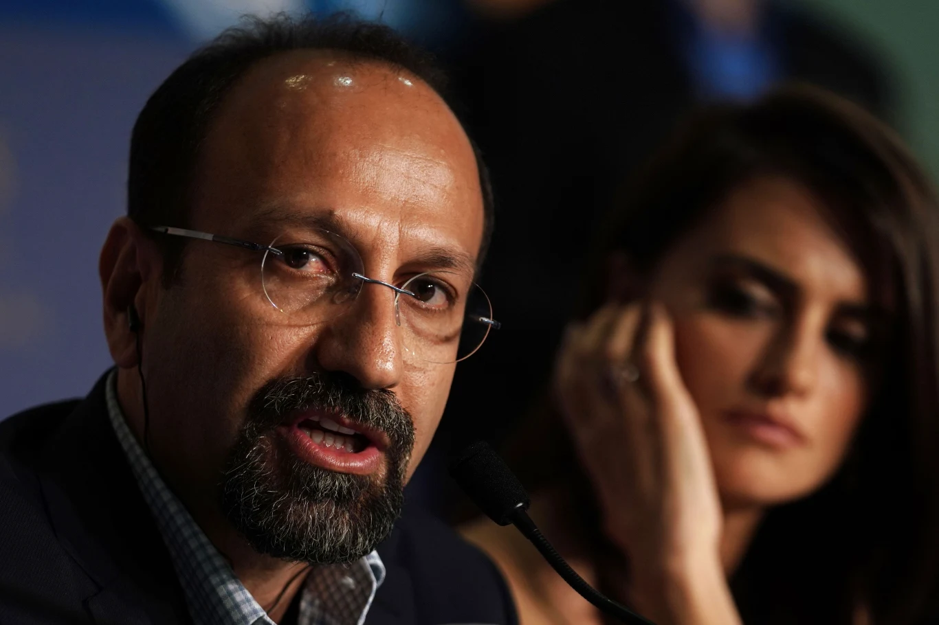 Asghar Farhadi na konferencji prasowej w trakcie canneńskiego festiwalu Asghar Farhadi na konferencji prasowej w trakcie canneńskiego festiwalu