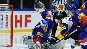 Yasin Ehliz strzela gola dla Niemców w meczu z Białorusią