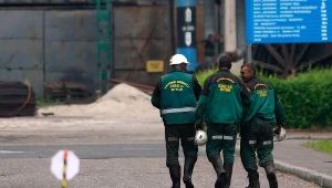 Ratownicy przed kopalnią Borynia-Zofiówka-Jastrzębie w Jastrzębiu-Zdroju