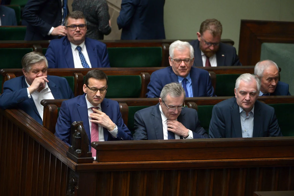 Premier Morawiecki wymyślił nowy podatek, a minister Tchórzewski (pierwszy z prawej) zapowiedział, że pokryją go Orlen i Lotos