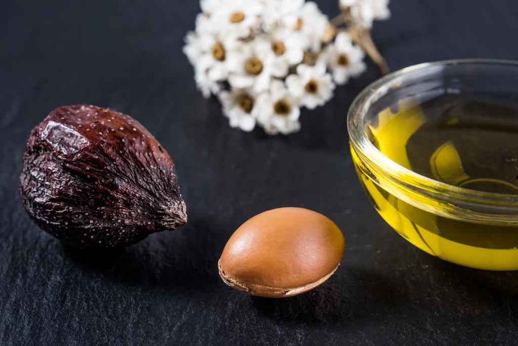 Olej arganowy jest polecany przede wszystkim do pielęgnacji twarzy i włosów