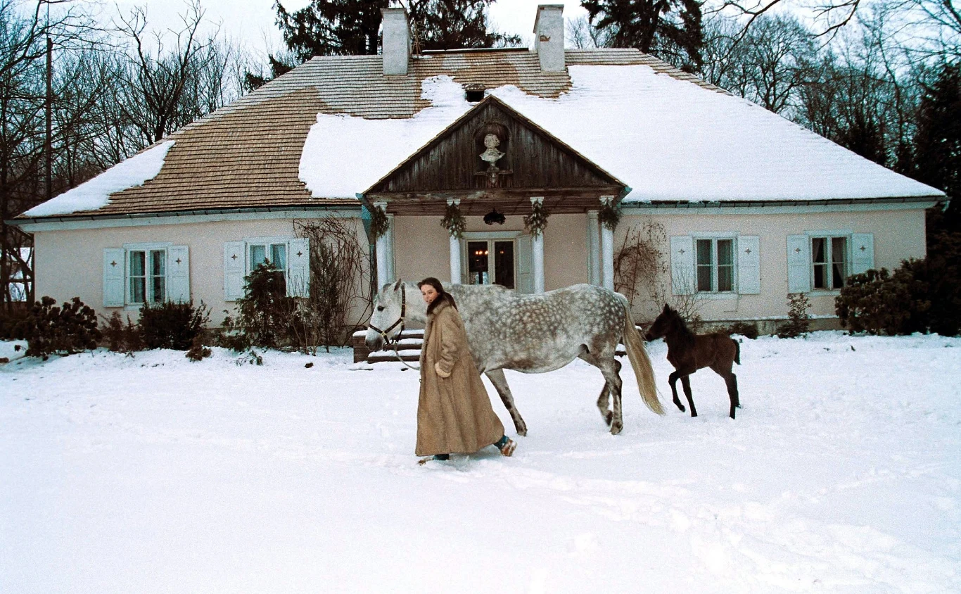 Karolina Wajda przed dworkiem