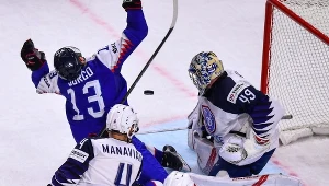 Francuz Antonin Manavian (nr 4) rozbił w tej akcji łuk brwiowy Tomaszowi Jurczo (nr 13)