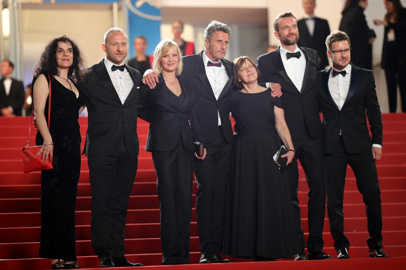 Ekipa "Zimnej wojny": producentka Tanya Seghatchian, Borys Szyc, Joanna Kulig, Paweł Pawlikowski, producentka Ewa Puszczyńska, Tomasz Kot i operator Łukasz Żal na czerwonym dywanie w Cannes. Ekipa "Zimnej wojny": producentka Tanya Seghatchian, Borys Szyc, Joanna Kulig, Paweł Pawlikowski, producentka Ewa Puszczyńska, Tomasz Kot i operator Łukasz Żal na czerwonym dywanie w Cannes.
