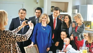 Odc. 2690. Filmując uroczystość, Halinka wręcz ostentacyjnie będzie ignorować Marka i pomijać go w kadrze