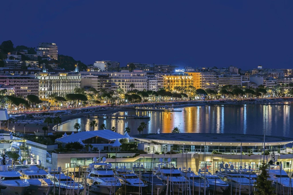 Cannes nocą