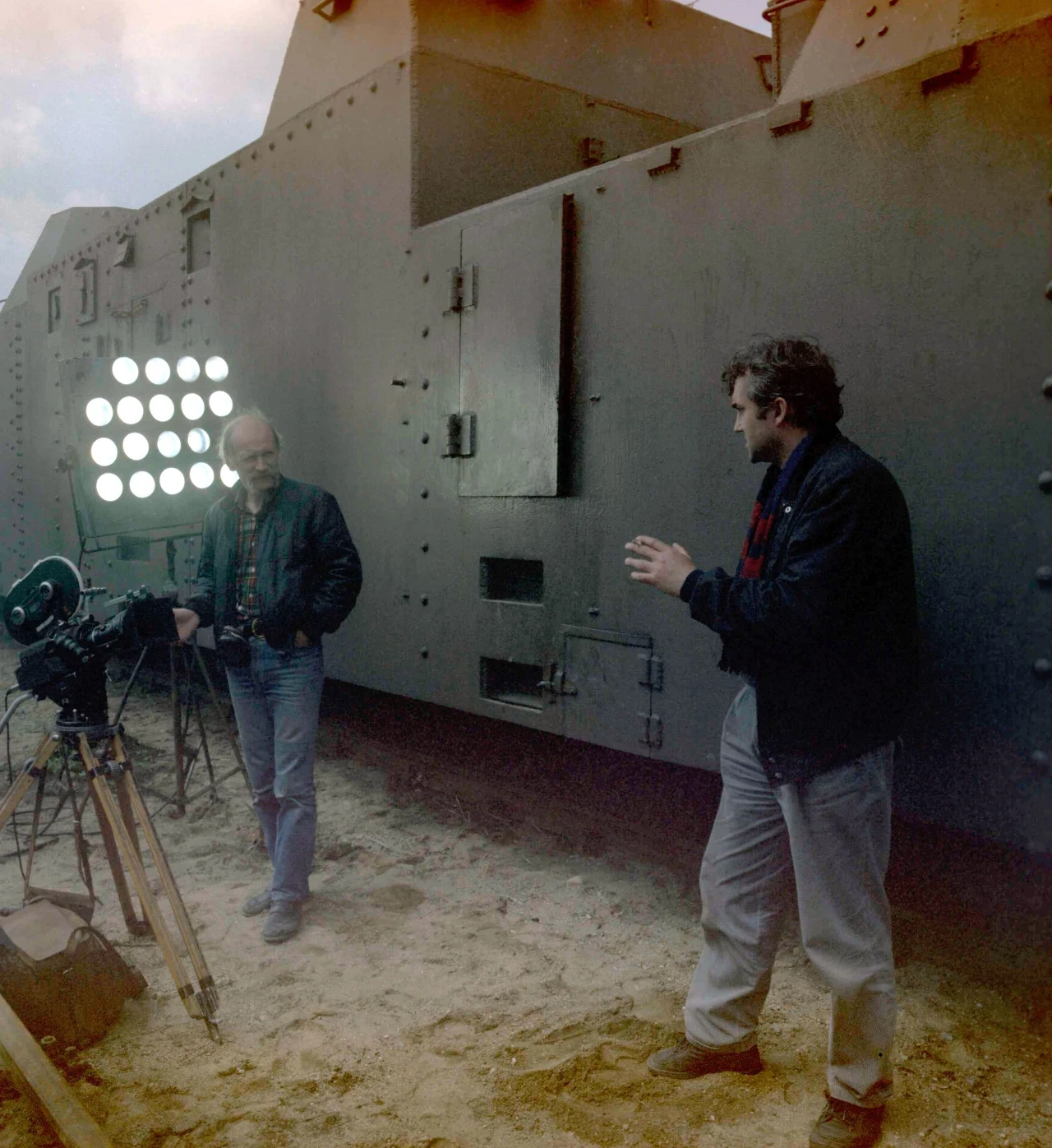 Andrzej J. Jaroszewicz (L) na planie filmu Janusza Kondratiuka "Jedenaste przykazanie"