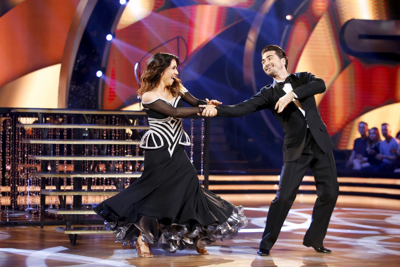 Beata Tadla i Jan Kliment musieli zaprezentować się w slow fokstrocie. Iwona Pavlović pochwaliła sportową rywalizację między parami, zwracając uwagę na fakt, że każdy duet wybrał swoim przeciwnikom tańce, w których ci radzili sobie najgorzej. „Nie było najlepiej, ale kilka elementów poprawiłaś” – oceniła występ Tadli Czarna Mamba, dodając jednak, że jest „zaszokowana” skalą progresu, jaki od początku tej edycji show poczyniła na parkiecie dziennikarka. Jako „dość poprawny i niezbyt wyrafinowany” nazwał taniec Tadli Michał Malitowski. Juror podkreślił jednak za swoją poprzedniczką, że Tadla – jak na amatorkę – zasługuje na najwyższy podziw. Para otrzymała 32 punkty.

Po pierwszym występie nieznaczną przewagę w głosowaniu widzów osiągnęli Katarzyna Dziurska i Tomasz Barański, którzy na tym etapie programu uzbierali 51 procent wszystkich głosów.
