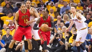 Dennis Schroeder (w środku) z Atlanta Hawks zdobył w meczu Cleveland Cavaliers 27 pkt.