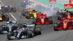 Lewis Hamilton (w środku) na prowadzeniu od startu do mety