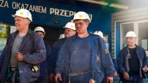 Ratownicy przed kopalnią Borynia-Zofiówka-Jastrzębie