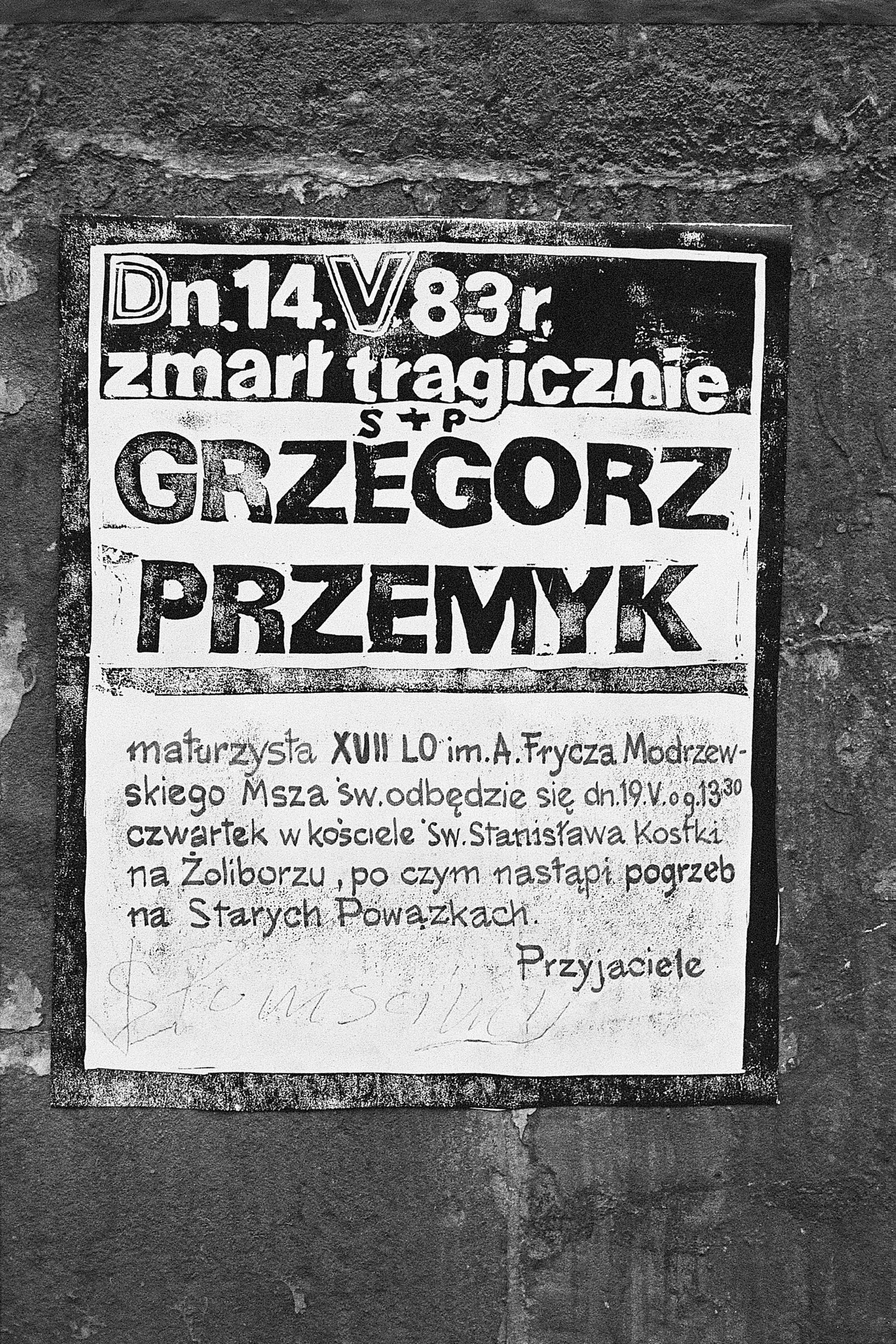 Zamieszczona na terenie Politechniki Warszawskiej klepsydra informująca o śmierci, dacie i miejscu pogrzebu Grzegorz Przemyka z odręcznie dopisanym słowem "Pomścimy" Zamieszczona na terenie Politechniki Warszawskiej klepsydra informująca o śmierci, dacie i miejscu pogrzebu Grzegorz Przemyka z odręcznie dopisanym słowem "Pomścimy"