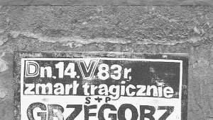 Zamieszczona na terenie Politechniki Warszawskiej klepsydra informująca o śmierci, dacie i miejscu pogrzebu Grzegorz Przemyka z odręcznie dopisanym słowem "Pomścimy" 