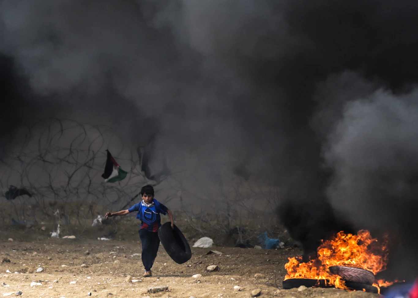 Agencja AP pisze, że oczekuje się, iż obecnie - gdy w poniedziałek odbędą się oficjalne uroczystości inauguracji amerykańskiej placówki w Jerozolimie - trwające od sześciu tygodni demonstracje zaostrzą się. Od początku protestów pod koniec marca zginęło już 45 Palestyńczyków.