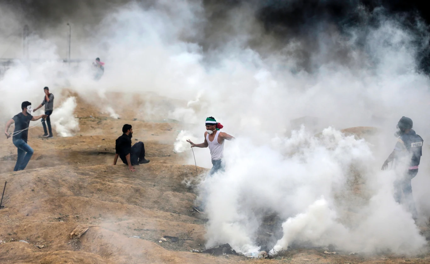 Agencja AP pisze, że oczekuje się, iż obecnie - gdy w poniedziałek odbędą się oficjalne uroczystości inauguracji amerykańskiej placówki w Jerozolimie - trwające od sześciu tygodni demonstracje zaostrzą się. Od początku protestów pod koniec marca zginęło już 45 Palestyńczyków.