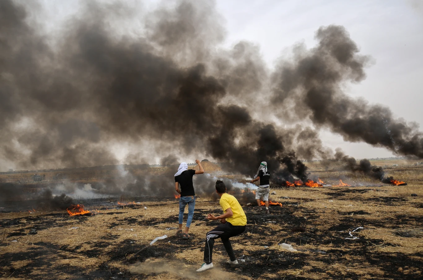 Agencja AP pisze, że oczekuje się, iż obecnie - gdy w poniedziałek odbędą się oficjalne uroczystości inauguracji amerykańskiej placówki w Jerozolimie - trwające od sześciu tygodni demonstracje zaostrzą się. Od początku protestów pod koniec marca zginęło już 45 Palestyńczyków.
