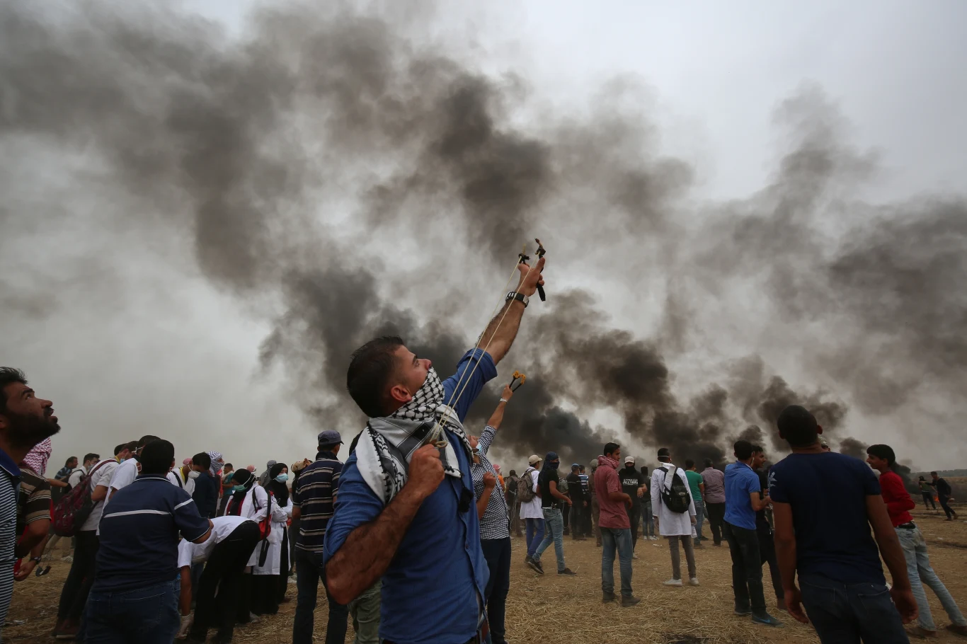 Agencja AP pisze, że oczekuje się, iż obecnie - gdy w poniedziałek odbędą się oficjalne uroczystości inauguracji amerykańskiej placówki w Jerozolimie - trwające od sześciu tygodni demonstracje zaostrzą się. Od początku protestów pod koniec marca zginęło już 45 Palestyńczyków.