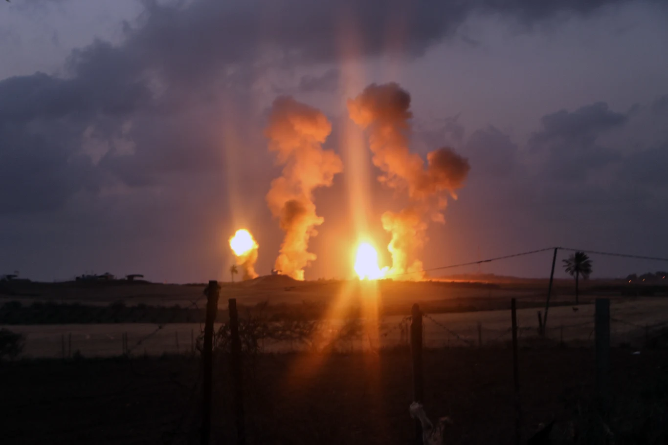 Agencja AP pisze, że oczekuje się, iż obecnie - gdy w poniedziałek odbędą się oficjalne uroczystości inauguracji amerykańskiej placówki w Jerozolimie - trwające od sześciu tygodni demonstracje zaostrzą się. Od początku protestów pod koniec marca zginęło już 45 Palestyńczyków.