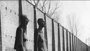 Pomnik na terenie niemieckiego obozu koncentracyjnego Ravensbrueck