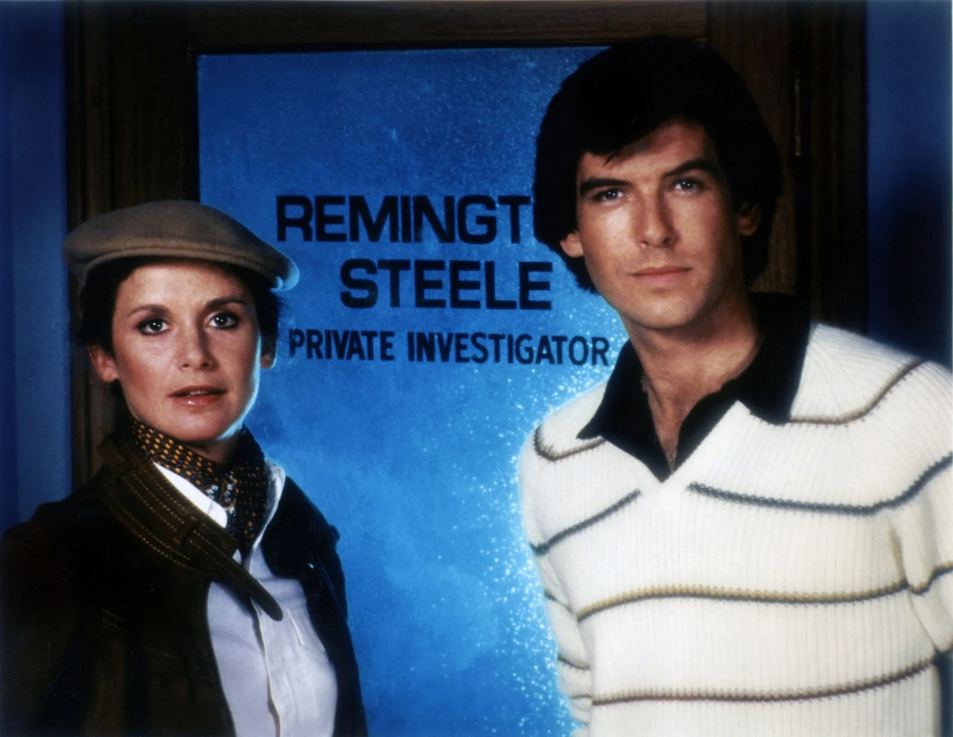 Kiedy słyszymy Pierce Brosnan, myślimy - James Bond. Ale urodzony w Irlandii aktor, który obchodzi właśnie 65. urodziny, ma na swym koncie wiele innych ról. 

Urodził się w Navan w Irlandii. Po ucieczce z domu w wieku kilkunastu lat, Brosnan występował w cyrku jako połykacz ognia. Następnie grał w teatrze, by w końcu zadebiutować na ekranie w doskonale przyjętym brytyjskim filmie gangsterskim "Długi Wielki Piątek" (1981). 

Aktor zwrócił na siebie uwagę pełną wdzięku rolą wysublimowanego, często niekompetentnego oszusta, a jednocześnie prywatnego detektywa Remingtona Steele'a w serialu sieci NBC.

Aktorskim idolem Brosnana jest Cary Grant. "Kiedy dowiedziałem się, że dostałem rolę w serialu 'Detektyw Remington Steele', zacząłem obsesyjnie oglądać filmy z jego udziałem. Próbowałem naśladować jego sposób grania" - wyznaje irlandzki aktor.