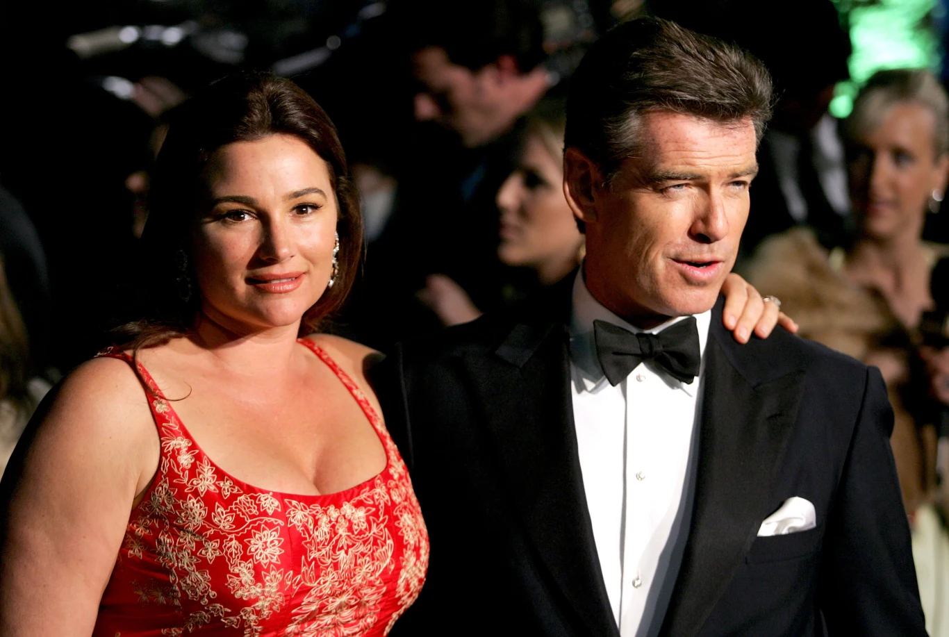 Brosnan nie był zaskoczony, że zaproponowano mu rolę Philipa. "Jestem w stanie zrozumieć, dlaczego tak się stało. Wiele lat temu choroba nowotworowa odebrała mi moją żonę, dlatego ta historia miała dla mnie szczególny wydźwięk". 
Pierwsza żona aktora, Cassandra Harris, zmarła na raka jajnika w 1991 r., w wieku 43 lat. Po jej śmierci Pierce przez długi czas samotnie wychowywał ich syna, Seana, który miał zaledwie osiem lat, kiedy stracił matkę. Opiekował się również dziećmi Cassandry z jej poprzedniego małżeństwa - Charlotte i Christopherem - które zaadoptował po śmierci ich biologicznego ojca w 1986 roku.

Brosnan otrząsnął się w końcu po tamtej tragedii, chociaż nie nastąpiło to prędko. Znów pokochał kobietę - i ożenił się ponownie. Z amerykańską dziennikarką i pisarką Keely Shaye Smith związany jest od 2001 roku. Para wychowuje dwóch synów o literackich imionach: Dylan Thomas i Paris Beckett.

Plotkarskie media nie szczędzą jednak wybrance przystojnego Bonda gorzkich słów. Pierwsza fala krytyki wylała się na nią, kiedy po urodzeniu dzieci mocno przybrała na wadze. "Ona waży z 90 kg!", "Kobieto, przestań jeść hamburgery, idź na siłownię" - apelowali do niej złośliwi internauci. "Ten związek nie ma szans. On na pewno ją zostawi!" - wyrokowały bulwarówki i nasyłały paparazzi, w nadziei, że ci w końcu przyłapią Brosnana na zdradzaniu pulchnej żony.

Nadal szaleję za Keely. Dla mnie jest piękna niezależnie  od tego, ile waży. Poza tym, takiego wielkiego serca, błyskotliwego umysłu oraz poczucia humoru nie znalazłem nigdy w żadnym wychudzonym ciele" - stwierdził gwiazdor, który nie szczędzi swojej ukochanej słów uznania oraz gestów czułości.