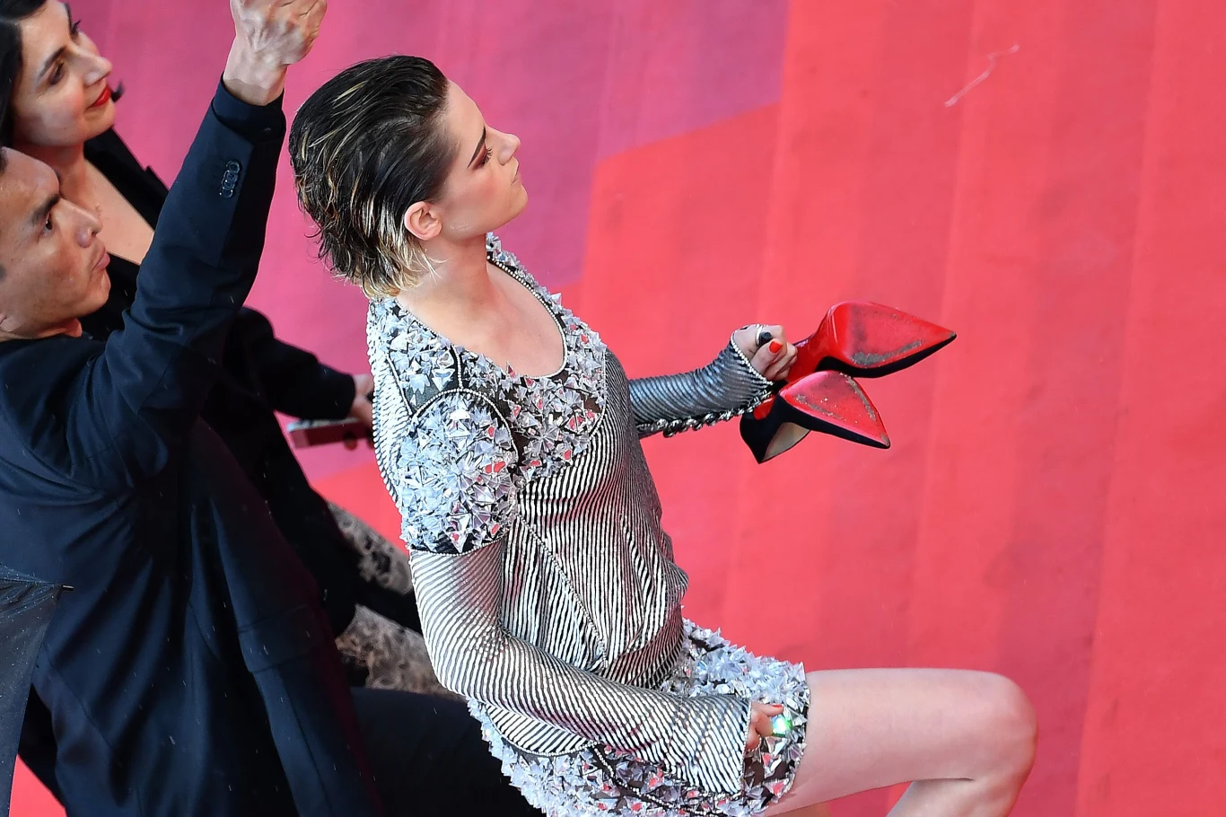 Podczas tegorocznego Berlinale dyrektor imprezy, Dieter Kosslick, ogłosił, że w Berlinie nie obowiązuje modowe savoir vivre.

"Niech każda kobieta przyjeżdża na Berlinale ubrana jak chce. Na naszym festiwalu nigdy nie było dress code’u. Nigdy nikogo nie zawrócę na czerwonym dywanie, bo jest nieodpowiednio ubrany. Ani kobiety w butach na płaskim obcasie, ani mężczyzny w szpilkach" - mówił Kosslick.