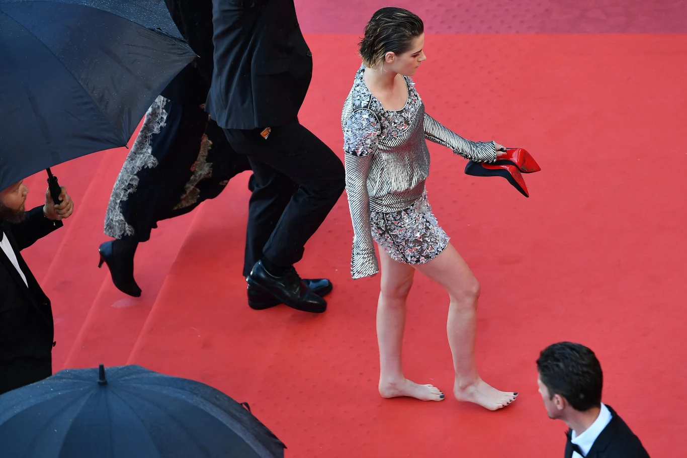 W 2016 roku aktorki Susan Sarandon i Julia Roberts na festiwalu w Cannes sprzeciwiły się obowiązkowi noszenia szpilek na czerwonym dywanie. Pierwsza przyszła w balerinkach, a druga boso. To właśnie w Cannes zwrócono uwagę kobiecie w podeszłym wieku, że nie powinna pojawiać się na czerwonym dywanie w butach na płaskim obcasie. Powołano się na obowiązujący w Cannes dress code.