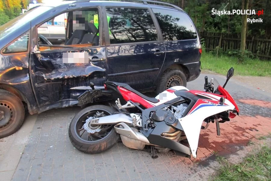 Kierujący motocyklem doznał licznych złamań, ranna została również pasażerka