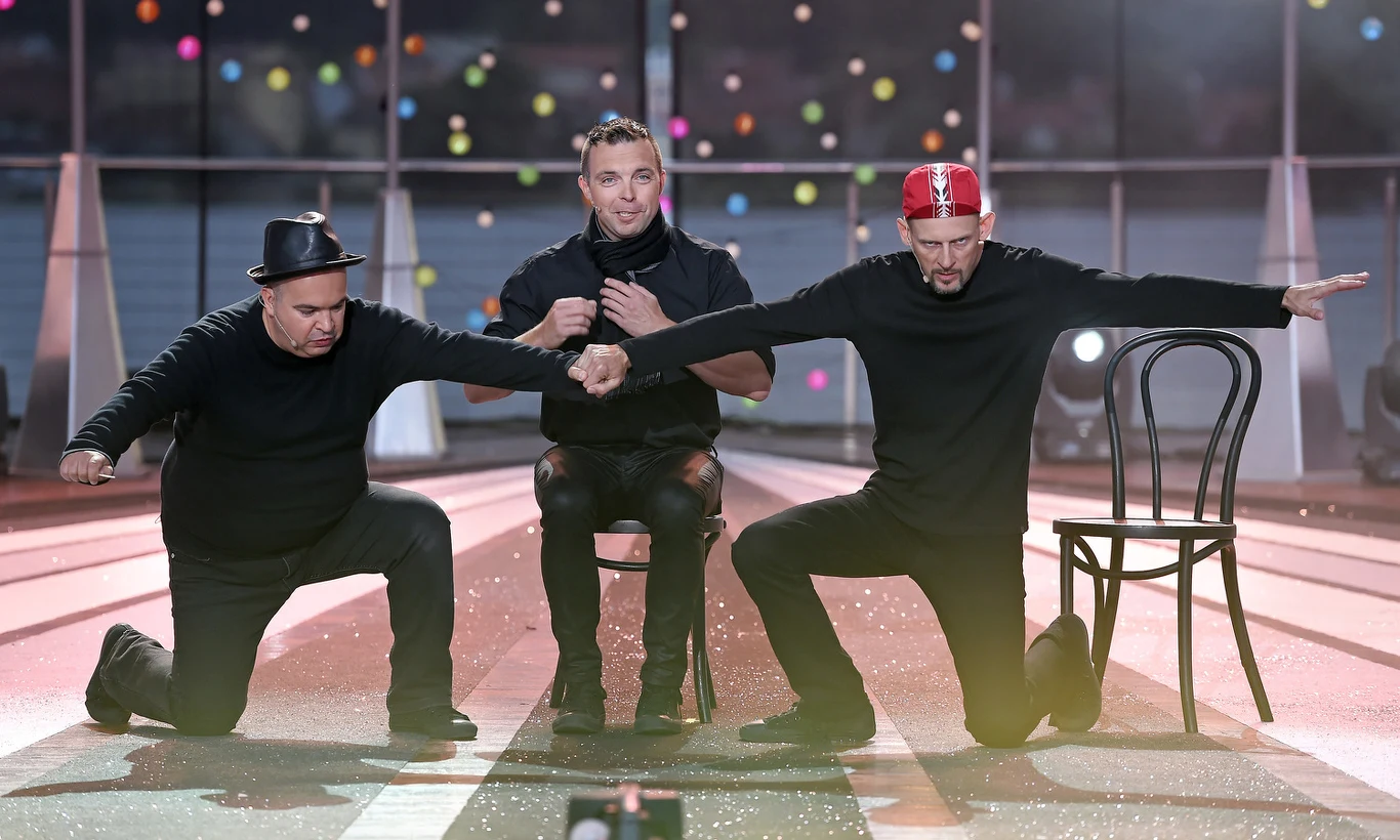 Kabaret Ani Mru-Mru, czyli Marcin Wójcik, Michał Wójcik i Waldemar Wilkołek podczas Mazurskiej Nocy Kabaretowej w 2015 roku Kabaret Ani Mru-Mru, czyli Marcin Wójcik, Michał Wójcik i Waldemar Wilkołek podczas Mazurskiej Nocy Kabaretowej w 2015 roku