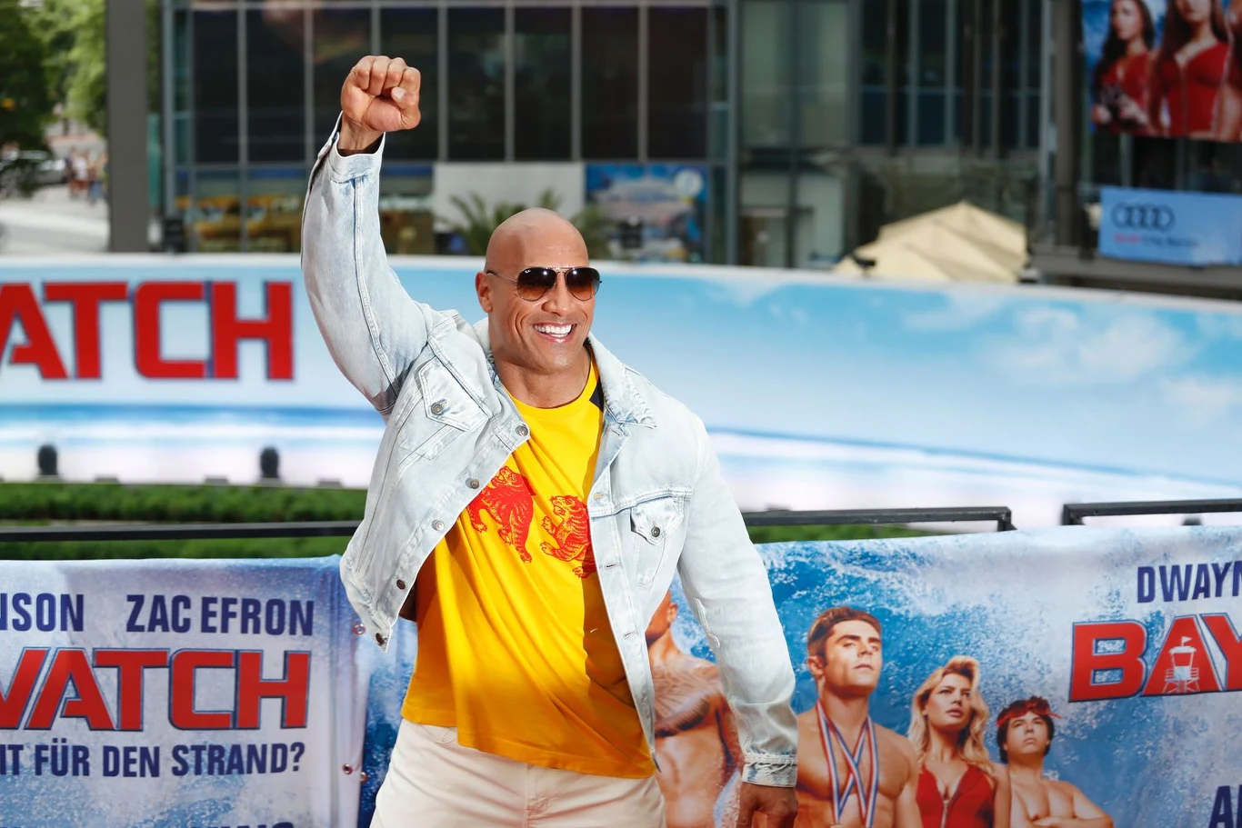 Dwayne Johnson na premierze filmu "Baywatch. Słoneczny patrol" (2017) Dwayne Johnson na premierze filmu "Baywatch. Słoneczny patrol" (2017)