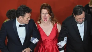 Aktorzy Matt Dillon (L) i Siobhan Fallon Hogan (C) oraz reżyser Lars von Trier (P) na czerwonym dywanie w Cannes