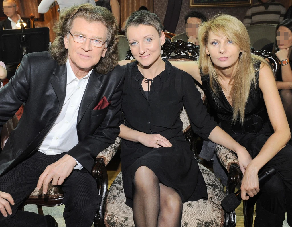 Zbigniew Wodecki pozuje z córkami