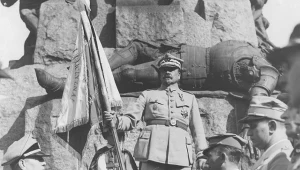 Przewodniczący Związku Hallerczyków gen. w stanie spoczynku Józef Haller ze sztandarem w ręku wygłasza przemówienie pod pomnikiem Grunwaldzkim na Placu Matejki w Krakowie.