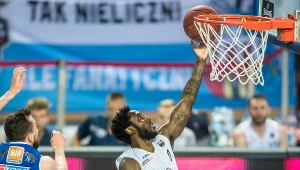 Glenn Cosey w ataku na kosz Stali Ostrów Wielkopolski